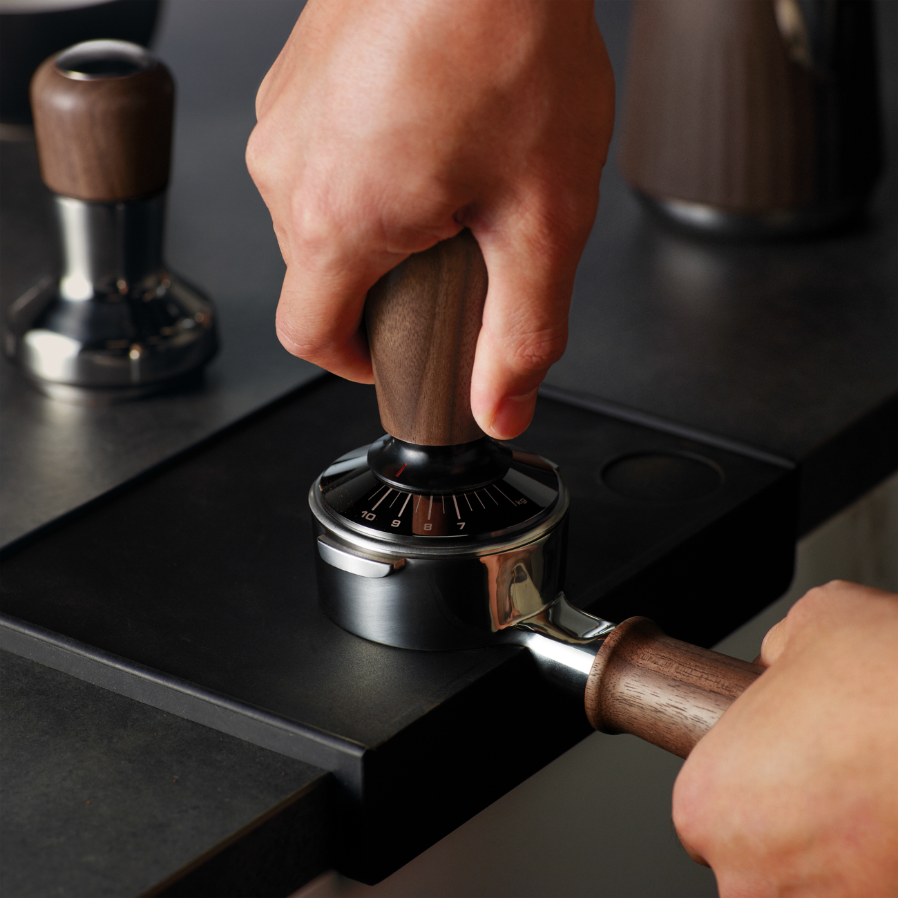 breville the force gauge tamper™ bea202wl 54mm walnut image 4
